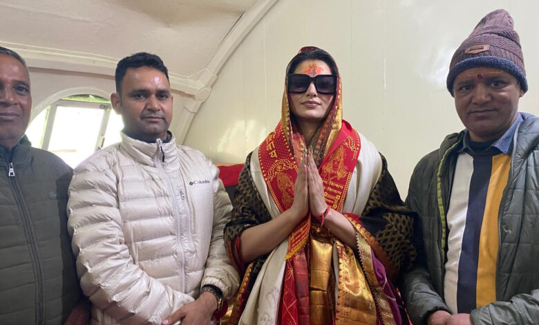 अभिनेत्री उर्वशी रौतेला ने बदरीनाथ-केदारनाथ धाम के किए दर्शन अभिनेत्री उर्वशी रौतेला ने बदरीनाथ-केदारनाथ धाम के किए दर्शन