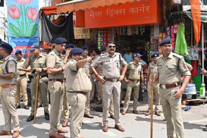 पल्टन बाजार में पुलिस ने चलाया सत्यापन अभियान, दर्जनों हिरासत में पल्टन बाजार में पुलिस ने चलाया सत्यापन अभियान, दर्जनों हिरासत में