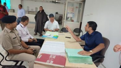जिलाधिकारी ने तहसील सदर का किया औचक निरीक्षण