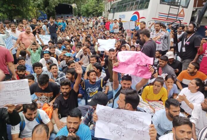 उत्तराखण्ड बेरोजगार संघ का मुख्यमंत्री आवास कूच उत्तराखण्ड बेरोजगार संघ का मुख्यमंत्री आवास कूच