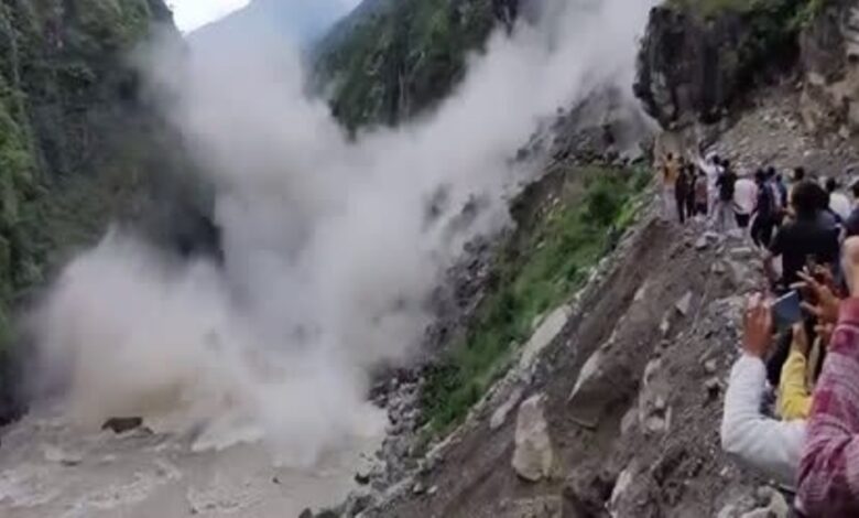धारचूला से भयंकर लैंडस्लाइड का वीडियो आया सामने धारचूला से भयंकर लैंडस्लाइड का वीडियो आया सामने