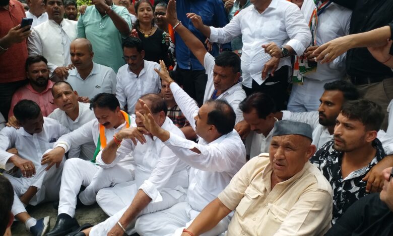 हल्द्वानी में कांग्रेस ने जन आक्रोश रैली निकाल सरकार को घेरा हल्द्वानी में कांग्रेस ने जन आक्रोश रैली निकाल सरकार को घेरा