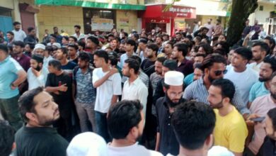 युवती से छेड़छाड़ में मुस्लिम युवक की पिटाई के बाद दोनों पक्ष आमने-सामने