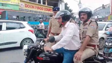 डीएम और पुलिस कप्तान ने बाइक पर सवार होकर लिया ट्रैफिक व्यवस्था का जायजा