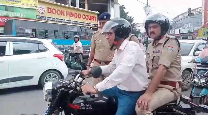 डीएम और पुलिस कप्तान ने बाइक पर सवार होकर लिया ट्रैफिक व्यवस्था का जायजा डीएम और पुलिस कप्तान ने बाइक पर सवार होकर लिया ट्रैफिक व्यवस्था का जायजा