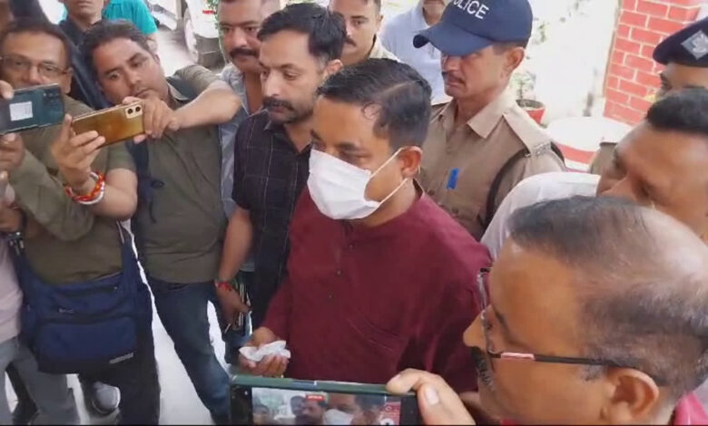 महिला से दुष्कर्म व बेटी से छेड़छाड़ का आरोपी पूर्व बीजेपी नेता मुकेश बोरा अरेस्ट महिला से दुष्कर्म व बेटी से छेड़छाड़ का आरोपी पूर्व बीजेपी नेता मुकेश बोरा अरेस्ट