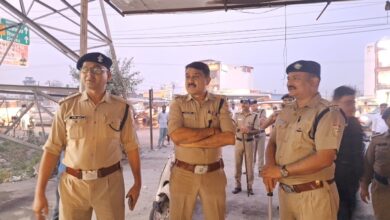 मां0 मुख्यमंत्री उत्तराखण्ड के सख्त निर्देशों पर राजधानी में चला व्यापक चेकिंग अभियान   एसएसपी देहरादून द्वारा स्वयं अभियान की अगुआई करते हुए पटेल नगर क्षेत्र में चेकिंग अभियान चलाया गया