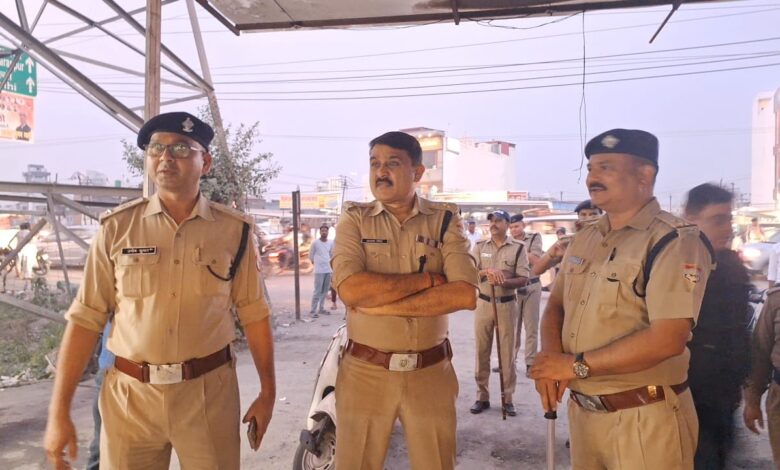 मां0 मुख्यमंत्री उत्तराखण्ड के सख्त निर्देशों पर राजधानी में चला व्यापक चेकिंग अभियान एसएसपी देहरादून द्वारा स्वयं अभियान की अगुआई करते हुए पटेल नगर क्षेत्र में चेकिंग अभियान चलाया गया मां0 मुख्यमंत्री उत्तराखण्ड के सख्त निर्देशों पर राजधानी में चला व्यापक चेकिंग अभियान एसएसपी देहरादून द्वारा स्वयं अभियान की अगुआई करते हुए पटेल नगर क्षेत्र में चेकिंग अभियान चलाया गया