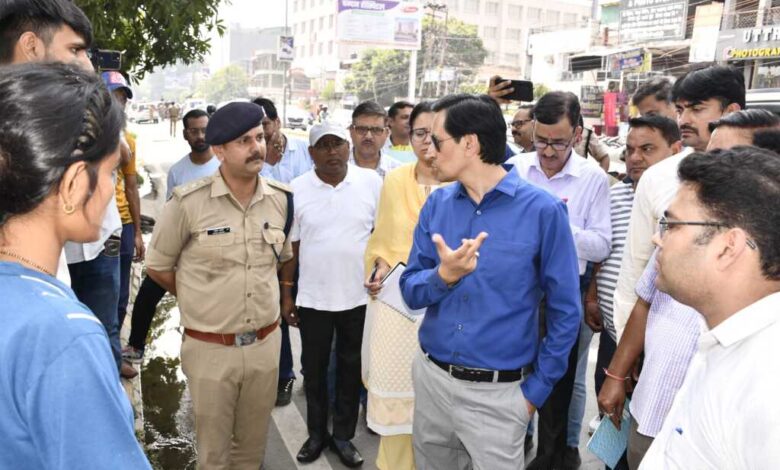 कमिश्नर का औचक निरीक्षण, पेयजल निगम के चार कर्मचारी मिले अनुस्थित कमिश्नर का औचक निरीक्षण, पेयजल निगम के चार कर्मचारी मिले अनुस्थित