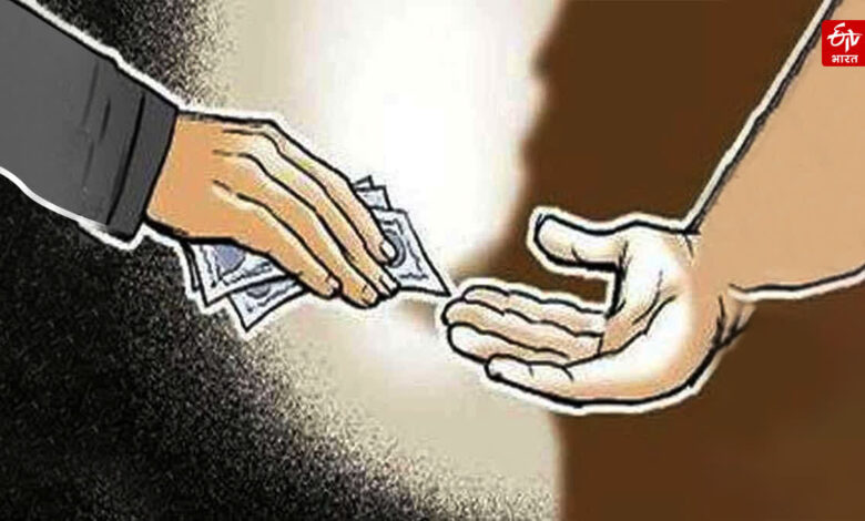 राजस्व निरीक्षक 15 हजार की रिश्वत लेते रंगे हाथ गिरफ्तार राजस्व निरीक्षक 15 हजार की रिश्वत लेते रंगे हाथ गिरफ्तार