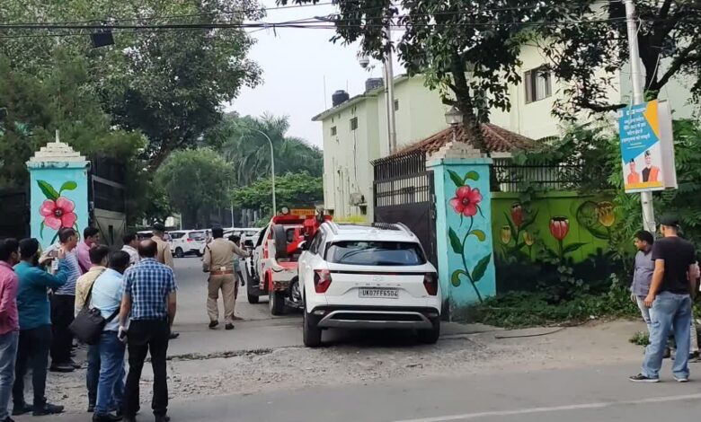 सीएम धामी की सुरक्षा में बड़ी चूक सीएम धामी की सुरक्षा में बड़ी चूक