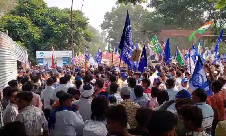 भीम आर्मी ने हरिद्वार में घेरा डीएम आफिस, चंद्रशेखर आजाद ने दिया धरना भीम आर्मी ने हरिद्वार में घेरा डीएम आफिस, चंद्रशेखर आजाद ने दिया धरना