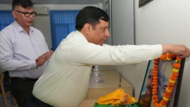 महानिदेशक सूचना ने महापुरुषों के चित्र पर किए श्रद्धा सुमन अर्पित