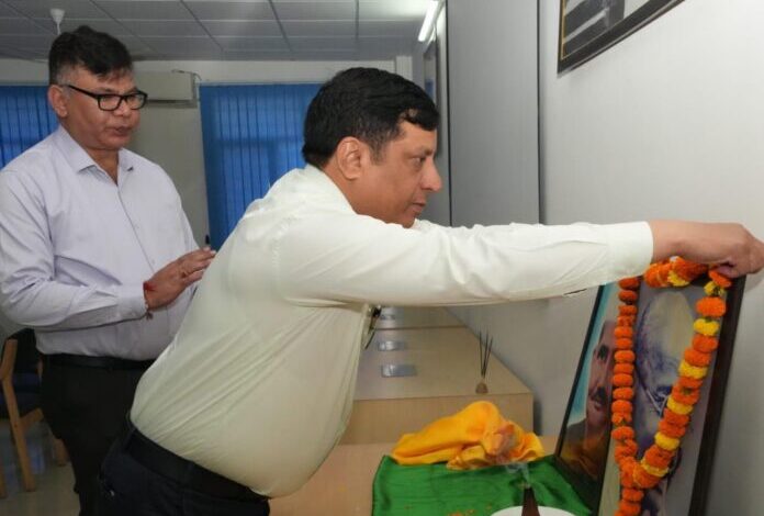 महानिदेशक सूचना ने महापुरुषों के चित्र पर किए श्रद्धा सुमन अर्पित महानिदेशक सूचना ने महापुरुषों के चित्र पर किए श्रद्धा सुमन अर्पित