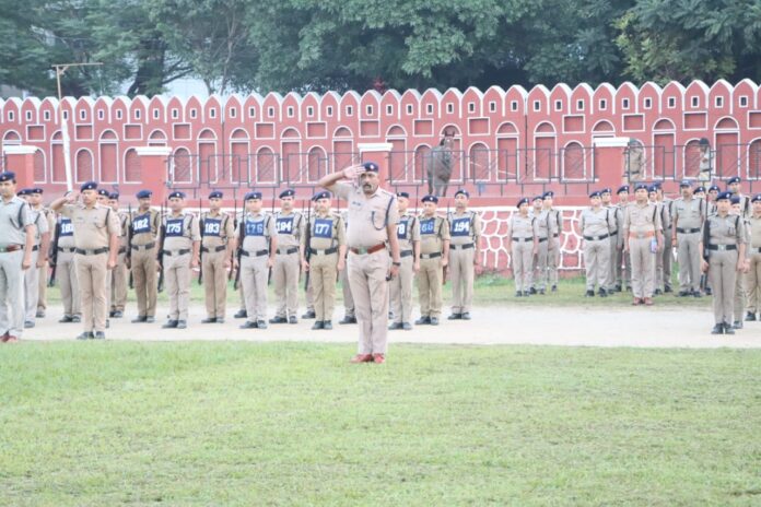 एसएसपी ने किया पुलिस लाइन में आयोजित परेड का निरीक्षण एसएसपी ने किया पुलिस लाइन में आयोजित परेड का निरीक्षण