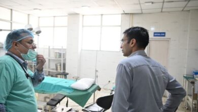 डीएम ने ऋषिकेश सरकारी अस्पताल व आरटीओ कार्यालय में मारा छापा