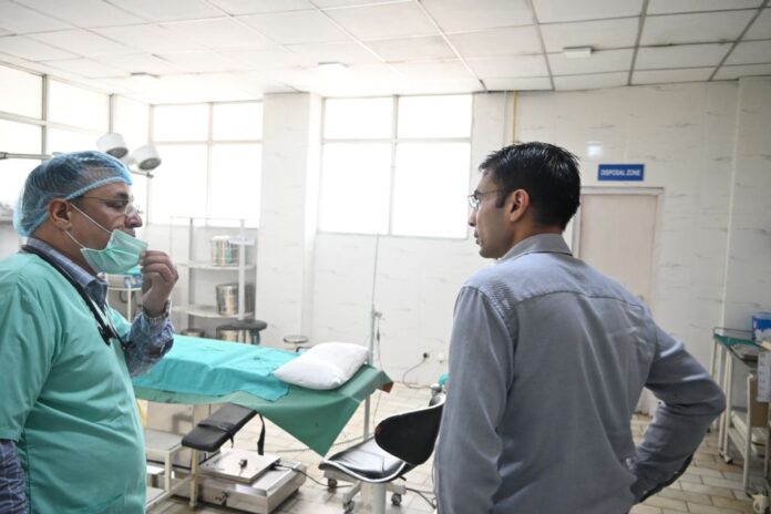 डीएम ने ऋषिकेश सरकारी अस्पताल व आरटीओ कार्यालय में मारा छापा डीएम ने ऋषिकेश सरकारी अस्पताल व आरटीओ कार्यालय में मारा छापा