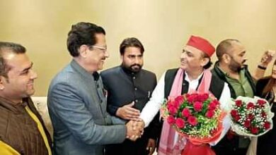 अखिलेश यादव एक निजी दौरे पर देहरादून पहुंचे हैं। वह एक पारिवारिक कार्यक्रम में शामिल हुए। यहां कांग्रेस नेताओं ने भी उनका स्वागत किया।