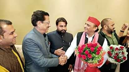 अखिलेश यादव एक निजी दौरे पर देहरादून पहुंचे हैं। वह एक पारिवारिक कार्यक्रम में शामिल हुए। यहां कांग्रेस नेताओं ने भी उनका स्वागत किया। अखिलेश यादव एक निजी दौरे पर देहरादून पहुंचे हैं। वह एक पारिवारिक कार्यक्रम में शामिल हुए। यहां कांग्रेस नेताओं ने भी उनका स्वागत किया।