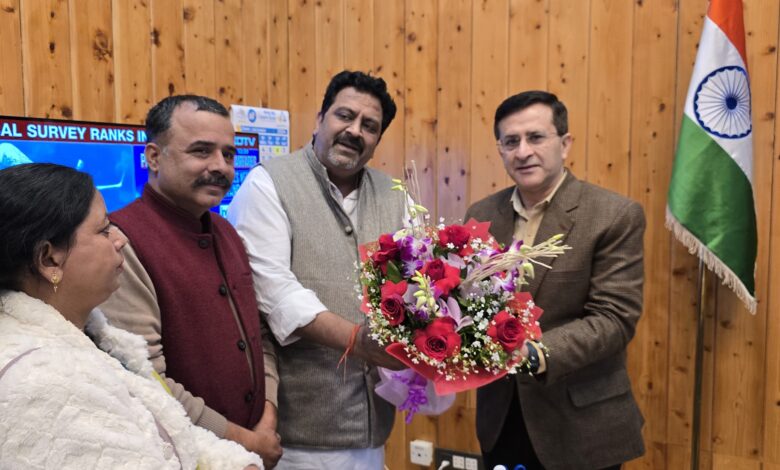 देहरादून के कई स्थानों पर नशा फुटकर सामान की तरह बेचा जा रहा है। नशे का सामान मैदानी रास्तों से होता हुआ पहाड़ पहुँच गया है परन्तु इसे रोकने में पुलिस तंत्र अब तक फेल रहा है।” देहरादून के कई स्थानों पर नशा फुटकर सामान की तरह बेचा जा रहा है। नशे का सामान मैदानी रास्तों से होता हुआ पहाड़ पहुँच गया है परन्तु इसे रोकने में पुलिस तंत्र अब तक फेल रहा है।”