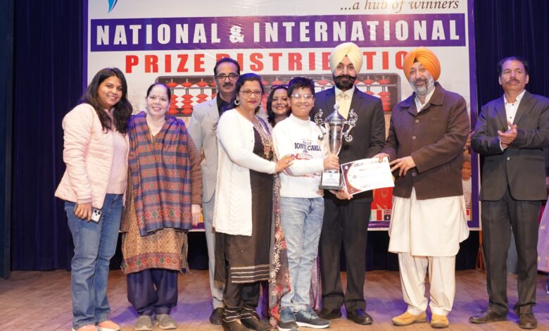 पंजाब कला भवन, चंडीगढ़ में एक भव्य पुरस्कार वितरण समारोह आयोजित किया गया जिसमें उत्तराखंड के 8 छात्रों को राष्ट्रीय और अंतर्राष्ट्रीय विजेता घोषित किया गया। पंजाब कला भवन, चंडीगढ़ में एक भव्य पुरस्कार वितरण समारोह आयोजित किया गया जिसमें उत्तराखंड के 8 छात्रों को राष्ट्रीय और अंतर्राष्ट्रीय विजेता घोषित किया गया।