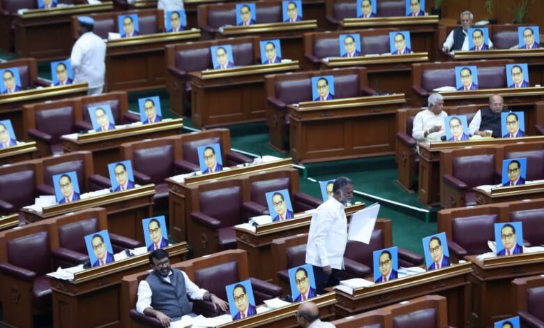 शिक्षा का महत्व बस इस तस्वीर से समझा जा सकता है… एक समय था जब डॉ. भीमराव अंबेडकर जी को स्कूल में मनुवादी सोच के चलते न तो साथ बैठने दिया जाता था, न ही उनको स्कूल का पानी पीने दिया जाता था… उन्हें समाज के सबसे निचले पायदान पर धकेल दिया गया था… यही होता था उस समय… शिक्षा का महत्व बस इस तस्वीर से समझा जा सकता है… एक समय था जब डॉ. भीमराव अंबेडकर जी को स्कूल में मनुवादी सोच के चलते न तो साथ बैठने दिया जाता था, न ही उनको स्कूल का पानी पीने दिया जाता था… उन्हें समाज के सबसे निचले पायदान पर धकेल दिया गया था… यही होता था उस समय…