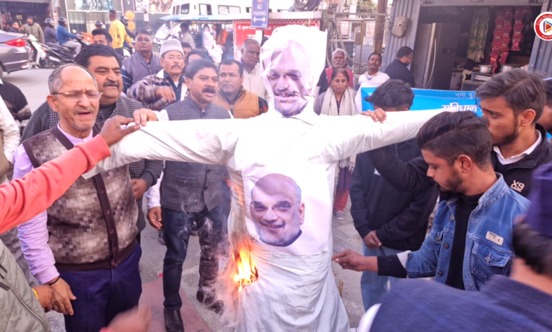 आंबेडकर प्रेम और मंत्री जी के आंबेडकर प्रेम में बहुत फर्क है इसलिए मंत्री जी की ज़बान फिसल जाती हैं और अनादर हो जाता है या यूं कहें कि अंदर की सच्चाई सामने आ जाती है। आंबेडकर प्रेम और मंत्री जी के आंबेडकर प्रेम में बहुत फर्क है इसलिए मंत्री जी की ज़बान फिसल जाती हैं और अनादर हो जाता है या यूं कहें कि अंदर की सच्चाई सामने आ जाती है।