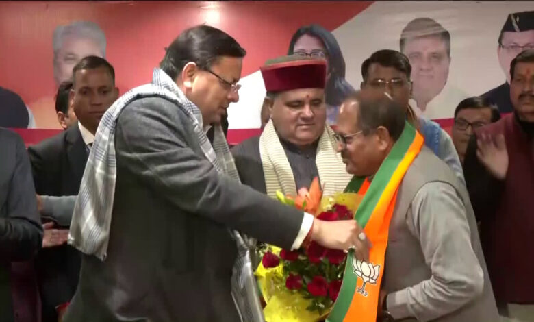 कांग्रेस छोड़ते ही मथुरा दत्त जोशी ने ज्वाइन की बीजेपी कांग्रेस छोड़ते ही मथुरा दत्त जोशी ने ज्वाइन की बीजेपी