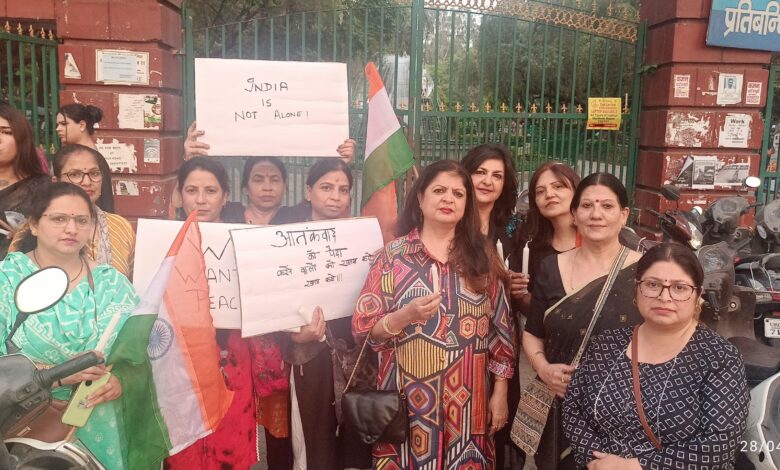 देहरादून। जानकी देवी एजुकेशनल वेलफेयर सोसाइटी की ओर से एवं तेजस्विनी चैरिटेबल ट्रस्ट की ओर से आज एक कैंडल मार्च का आयोजन पहलगाम घटना को लेकर निकल गया देहरादून। जानकी देवी एजुकेशनल वेलफेयर सोसाइटी की ओर से एवं तेजस्विनी चैरिटेबल ट्रस्ट की ओर से आज एक कैंडल मार्च का आयोजन पहलगाम घटना को लेकर निकल गया