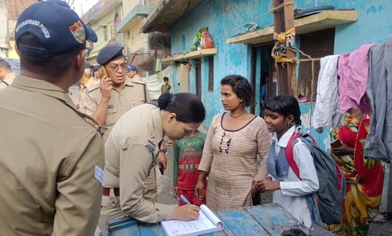 अलग- अलग थाना क्षेत्रों में दून पुलिस ने चलाया सत्यापन अभियान 600 से अधिक बाहरी व्यक्तियों/ किरायेदारों का किया सत्यापन अनियमितता पाये जाने पर 75 व्यक्तियों के 83 पुलिस एक्ट में चालान कर किया 07 लाख 50 हजार रू0 का चालान। अलग- अलग थाना क्षेत्रों में दून पुलिस ने चलाया सत्यापन अभियान 600 से अधिक बाहरी व्यक्तियों/ किरायेदारों का किया सत्यापन अनियमितता पाये जाने पर 75 व्यक्तियों के 83 पुलिस एक्ट में चालान कर किया 07 लाख 50 हजार रू0 का चालान।