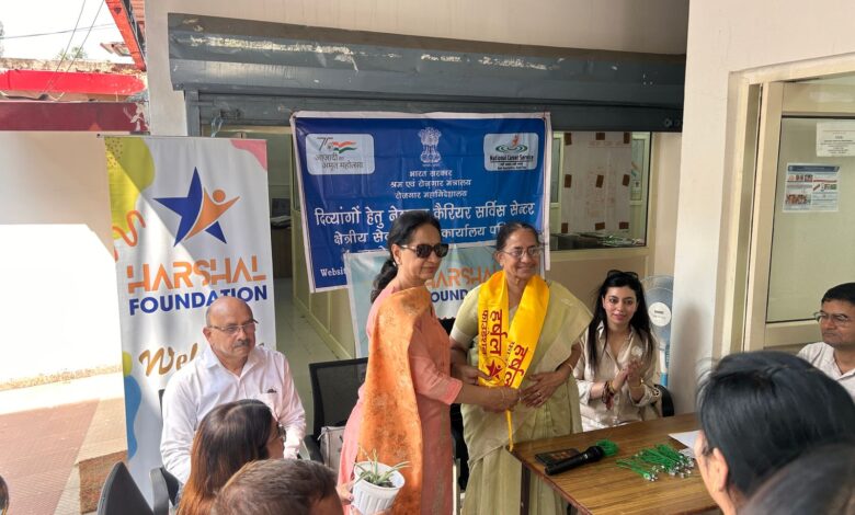 हर्षल फाउंडेशन पिछले दो दशकों से भी ज्यादा समय से दिव्यांगो को सशक्त बनाने के लिए कार्य कर रहा है। इसके परिणाम पर बहुत सकारात्मक आ रहे हैं। हमारे कुछ दिव्यांग जनों को अलग अलग क्षेत्रों में उनकी क्षमता के अनुसार नोकरी भी मिली है। हर्षल फाउंडेशन पिछले दो दशकों से भी ज्यादा समय से दिव्यांगो को सशक्त बनाने के लिए कार्य कर रहा है। इसके परिणाम पर बहुत सकारात्मक आ रहे हैं। हमारे कुछ दिव्यांग जनों को अलग अलग क्षेत्रों में उनकी क्षमता के अनुसार नोकरी भी मिली है।