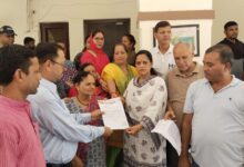 काफी देर तक चले हाई वोल्टेज ड्रामे के बाद उप नगर आयुक्त गोपाल राम बिनवाल ने आंदोलनकारी के बीच में आकर उनकी समस्या सुनी और समाधान का आश्वासन दिया। 