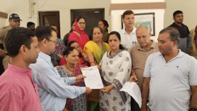 काफी देर तक चले हाई वोल्टेज ड्रामे के बाद उप नगर आयुक्त गोपाल राम बिनवाल ने आंदोलनकारी के बीच में आकर उनकी समस्या सुनी और समाधान का आश्वासन दिया। 