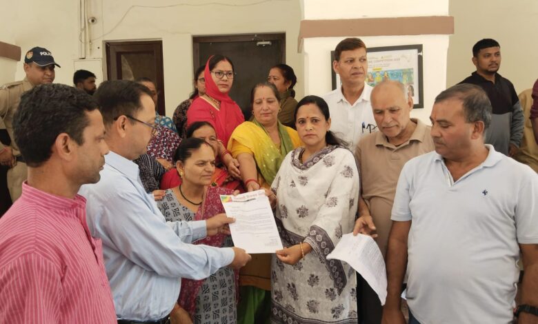 काफी देर तक चले हाई वोल्टेज ड्रामे के बाद उप नगर आयुक्त गोपाल राम बिनवाल ने आंदोलनकारी के बीच में आकर उनकी समस्या सुनी और समाधान का आश्वासन दिया। काफी देर तक चले हाई वोल्टेज ड्रामे के बाद उप नगर आयुक्त गोपाल राम बिनवाल ने आंदोलनकारी के बीच में आकर उनकी समस्या सुनी और समाधान का आश्वासन दिया।