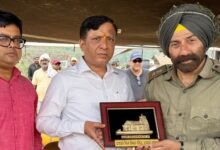 बड़ी खबर: सनी देओल से मिले उत्तराखंड फिल्म विकास परिषद के सीईओ बंशीधर तिवारी, बॉर्डर 2 के सेट पर हुई सकारात्मक चर्चा,