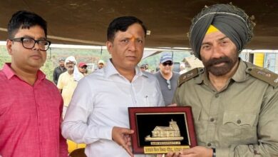 बड़ी खबर: सनी देओल से मिले उत्तराखंड फिल्म विकास परिषद के सीईओ बंशीधर तिवारी, बॉर्डर 2 के सेट पर हुई सकारात्मक चर्चा,