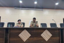 पुलिस लाइन में प्रशिक्षण प्राप्त कर रहे प्रशिक्षु आरक्षियों से एसएसपी देहरादून ने किया संवाद