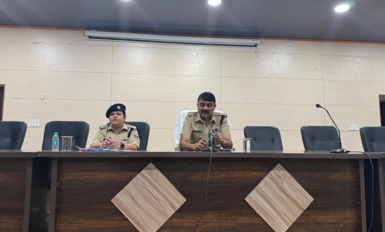 पुलिस लाइन में प्रशिक्षण प्राप्त कर रहे प्रशिक्षु आरक्षियों से एसएसपी देहरादून ने किया संवाद पुलिस लाइन में प्रशिक्षण प्राप्त कर रहे प्रशिक्षु आरक्षियों से एसएसपी देहरादून ने किया संवाद