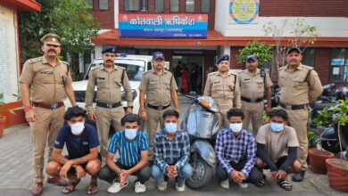सरेराह गुंडई दिखाने वालों को दून पुलिस लाई घुटनों पर,