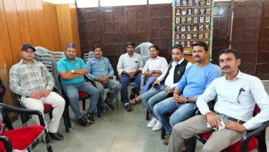आज की बड़ी खबर डिजिटल मीडिया के क्षेत्र से आ रही है, जहां सोशल मीडिया में कार्यरत स्वतंत्र पत्रकारों ने एक महत्वपूर्ण बैठक आयोजित की। इस बैठक में पत्रकारों ने सरकार द्वारा डिजिटल मीडिया के लिए लाई जा रही नई नीति की सराहना की। 