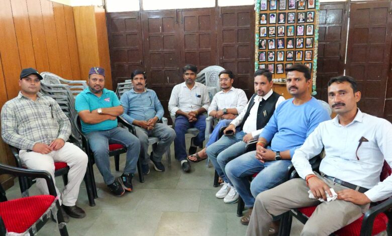 आज की बड़ी खबर डिजिटल मीडिया के क्षेत्र से आ रही है, जहां सोशल मीडिया में कार्यरत स्वतंत्र पत्रकारों ने एक महत्वपूर्ण बैठक आयोजित की। इस बैठक में पत्रकारों ने सरकार द्वारा डिजिटल मीडिया के लिए लाई जा रही नई नीति की सराहना की। आज की बड़ी खबर डिजिटल मीडिया के क्षेत्र से आ रही है, जहां सोशल मीडिया में कार्यरत स्वतंत्र पत्रकारों ने एक महत्वपूर्ण बैठक आयोजित की। इस बैठक में पत्रकारों ने सरकार द्वारा डिजिटल मीडिया के लिए लाई जा रही नई नीति की सराहना की।