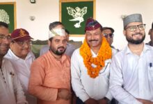बैठक की अध्यक्षता कर रहे प्रदेश अध्यक्ष बॉबी पंवार ने कहा कि अब उत्तराखंड की चेतना जाग चुकी है। जब सत्ता और विपक्ष दोनों मौन हो जाएं, तब तीसरे विकल्प की आहट पहाड़ों से गूंजती है। उत्तराखंड स्वाभिमान मोर्चा वही गूंज है —