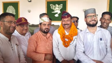 बैठक की अध्यक्षता कर रहे प्रदेश अध्यक्ष बॉबी पंवार ने कहा कि अब उत्तराखंड की चेतना जाग चुकी है। जब सत्ता और विपक्ष दोनों मौन हो जाएं, तब तीसरे विकल्प की आहट पहाड़ों से गूंजती है। उत्तराखंड स्वाभिमान मोर्चा वही गूंज है —
