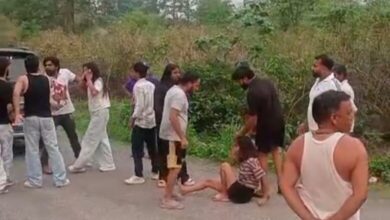वीडियो: नशे में धुत्त युवक-युवतियों की ये कैसी राजधानी? पथराव और कार से कुचलने की कोशिश,