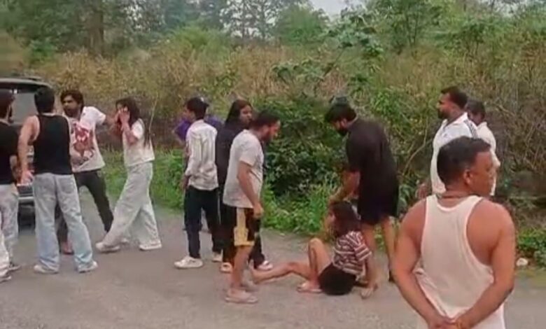 वीडियो: नशे में धुत्त युवक-युवतियों की ये कैसी राजधानी? पथराव और कार से कुचलने की कोशिश, वीडियो: नशे में धुत्त युवक-युवतियों की ये कैसी राजधानी? पथराव और कार से कुचलने की कोशिश,