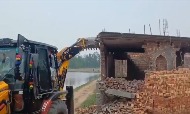 सहारनपुर में मस्जिद जमींदोज…3 JCB ने डेढ़ घंटे में तोड़ी गई गांव में RRF-PAC तैनात, 3 भाई बनवा रहे थे मस्जिद, सहारनपुर में मस्जिद जमींदोज…3 JCB ने डेढ़ घंटे में तोड़ी गई गांव में RRF-PAC तैनात, 3 भाई बनवा रहे थे मस्जिद,