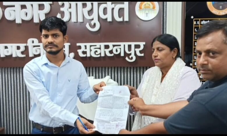सहारनपुर मंगल बाजार के फड़ व्यापारियों ने समस्याओं को लेकर नगर आयुक्त को सौपा ज्ञापन सहारनपुर मंगल बाजार के फड़ व्यापारियों ने समस्याओं को लेकर नगर आयुक्त को सौपा ज्ञापन